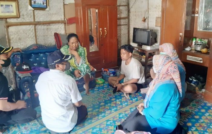 Camat Sarirejo Lamongan Besuk Warga Kurang Mampu dan Sakit Kanker Payudara