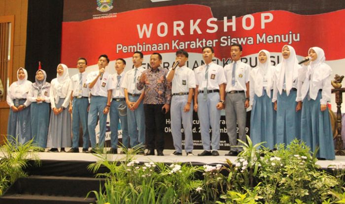 Sekdaprov Jatim Ajak Siswa-Siswi SMA Biasakan Cium Tangan Orang Tua dan Guru