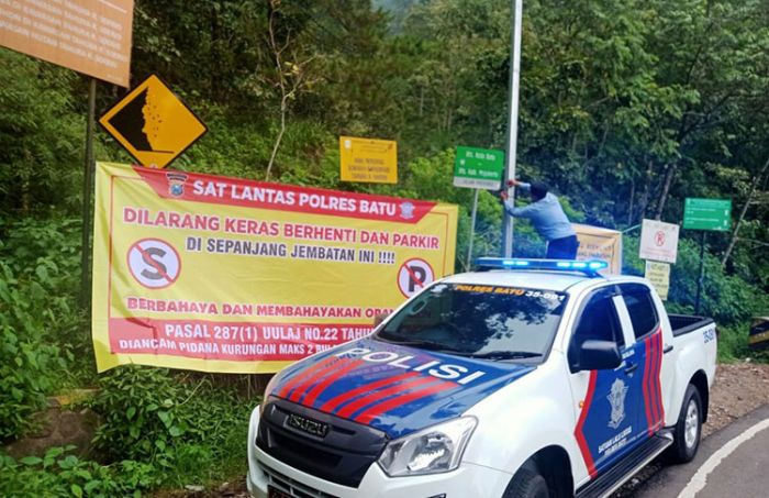 Satlantas Polres Batu Pasang Imbauan di Jembatan Cangar