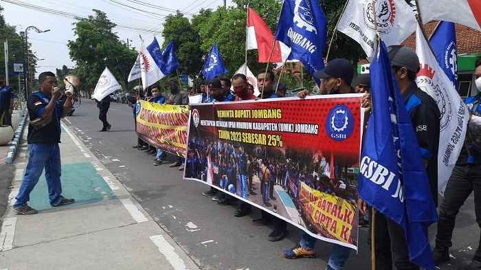 Buruh Jombang Demo Tuntut Kenaikan Upah Sebesar 25 Persen