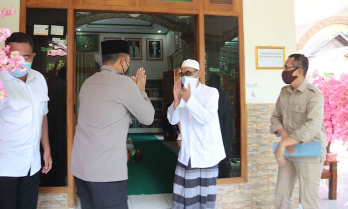 ​Sosialisasikan Gerakan Santri Bermasker, Kapolres Ngawi Kunjungi Ponpes Daarul Mukhlisin Temulus