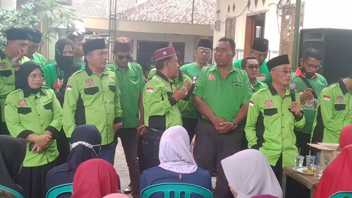 Bagikan Daging Kurban saat Idul Adha 1443 H, Tapal Kuda Nusantara Dukung Program Jokowi