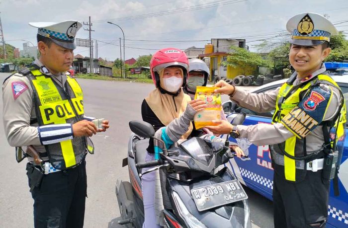 Di Operasi Keselamatan Semeru 2023, Kanit Turjawali Satlantas Polres Pasuruan Bagikan Sembako