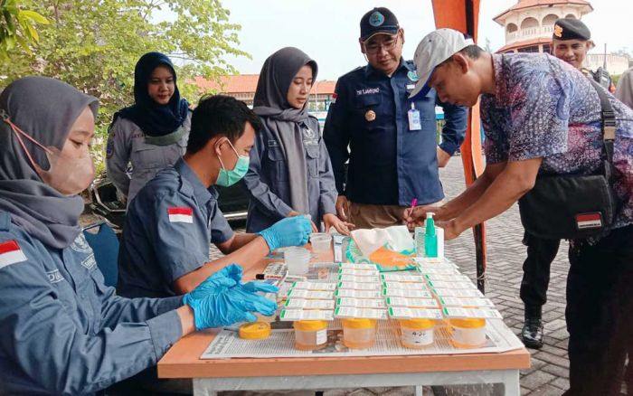 Beri Rasa Aman Pemudik, Puluhan Sopir Angkutan Lebaran di Tuban Jalani Tes Urine