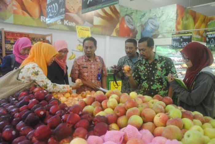 Nilai Tukar Rupiah Melemah, Pedagang Buah Impor di Bojonegoro Hentikan Stok