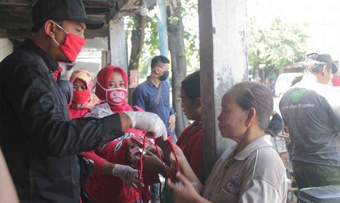 DPC PDIP Nganjuk Bagi Masker dan Hand Sanitizer