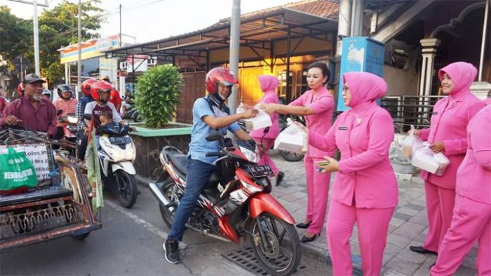 Bhayangkari Polres Ngawi Bagi-bagi Takjil Kepada Pengendara