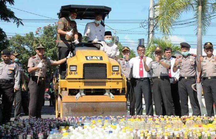 Hasil Operasi Menjelang Idul Adha, Ribuan Botol Miras Dimusnahkan