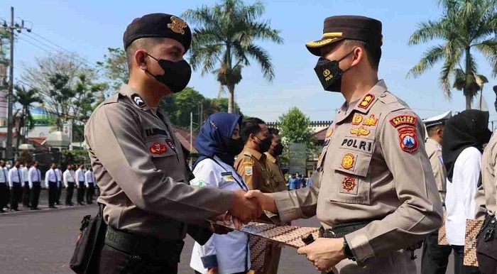 Kapolres Malang Beri Reward 61 Anggota Berprestasi