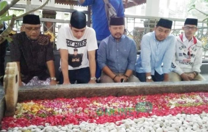 Ziarah ke Makam Gus Dur, Al Ghazali Putra Ahmad Dhani Dapat Nasihat dari Gus Solah