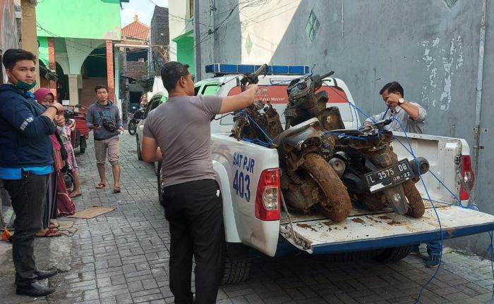 Polisi Evakuasi Motor Mahasiswa Unesa Korban Banjir dan Tanah Longsor di Malang