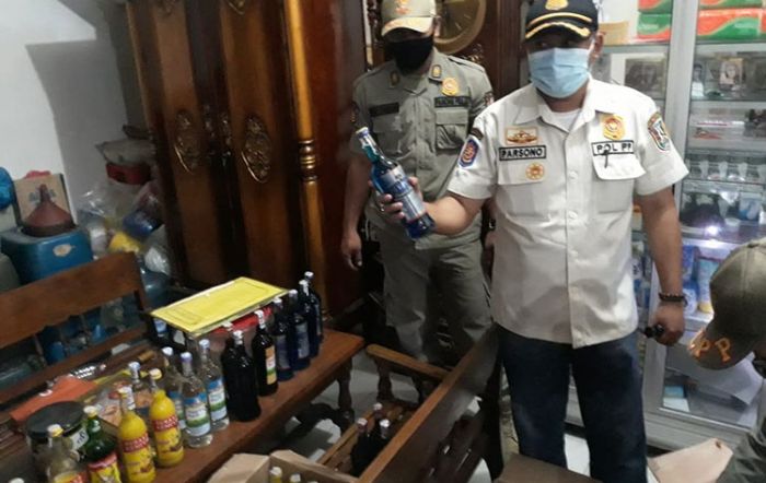 ​Kelabuhi Petugas, Pelaku Simpan Puluhan Botol Miras di Bawah Kasur