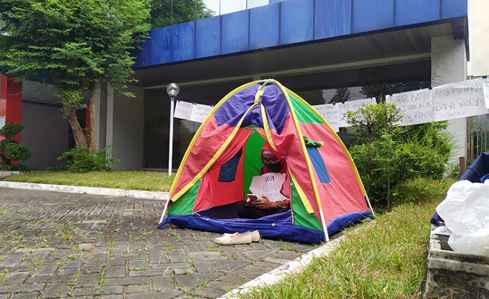 Demi Anak Bisa Sekolah, Seorang Ibu di Jombang Dirikan Tenda di Depan Kantor Bumiputera