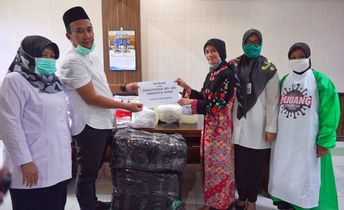 Persatuan Istri Anggota DPRD Gresik Bantu APD Tenaga Medis