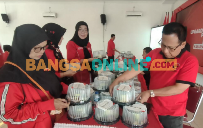 Ultah Megawati ke-77, DPC PDI Perjuangan Kediri Bagikan Tumpeng ke Warga dan Panti Asuhan