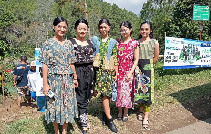 110 Model Tampil Memukau dalam Fashion On The River di Coban Talun Kota Batu