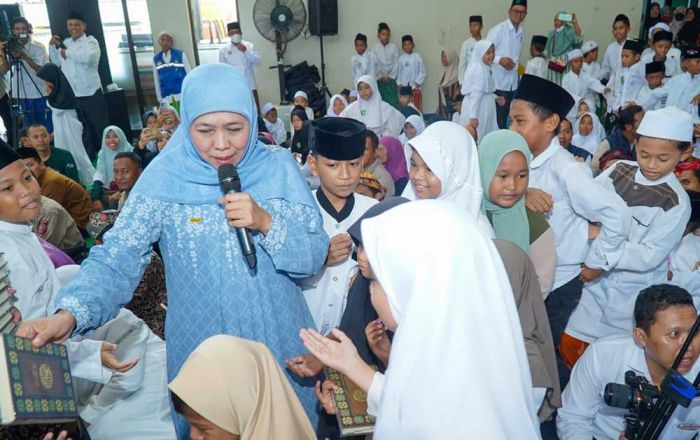 Santuni 1.000 Anak Yatim se-Kabupaten Pasuruan, Khofifah: Mari Berlomba Dapatkan Lailatul Qadr