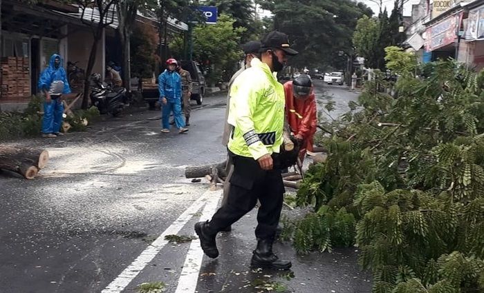 Musim Hujan, Polresta Banyuwangi Imbau Masyarakat Waspadai Banjir dan Tanah Longsor