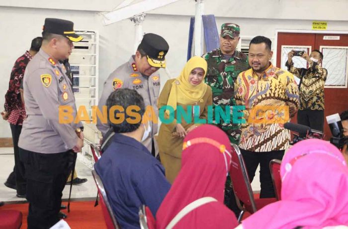 Kapolda Jatim Bersama Bupati Gresik Tinjau Gebyar Vaksinasi Booster