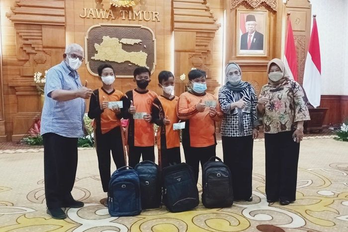 Apresiasi Rasa Cinta Anak-Anak kepada Kepala Negara, Gubernur Jatim Undang 4 Siswa SD ke Grahadi