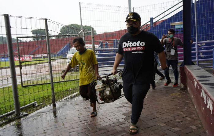 Persedikab Vs Persihalsel Diwarnai Hujan Deras, Bupati Kediri Ikut Angkat Diesel Penyedot Air