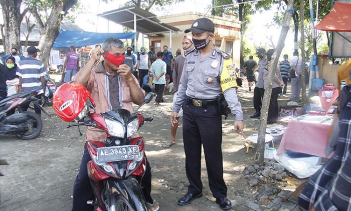 ​Gelar Operasi Yustisi Prokes di Pasar Legi, Polsek Ngawi Berikan Sanksi Sosial Bagi Pelanggar