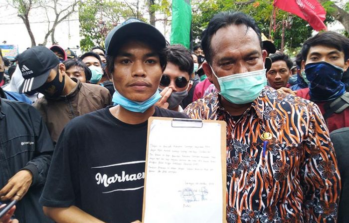 Sambil Menangis, Kepala Disnaker Lamongan Temui Massa yang Demo Menolak UU Cipta Kerja