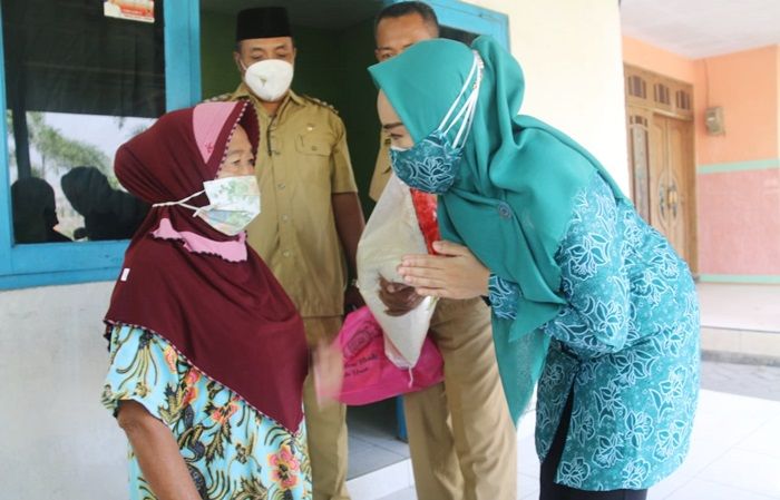 Blusukan ke Desa-Desa di Jabon, Ketua TP PKK Sidoarjo Bagikan 200 Paket Sembako