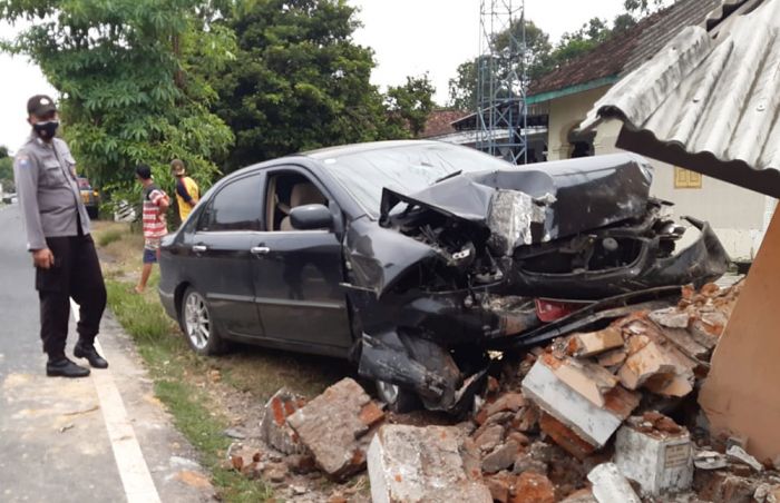 Mobil Dinas Pengadilan Negeri Trenggalek Alami Kecelakaan di Wonodadi Blitar