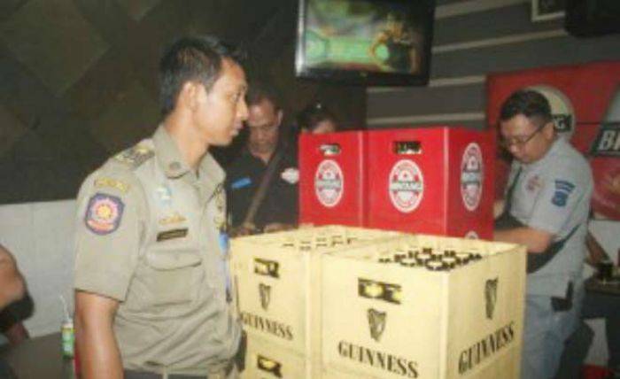 Razia Cafe di Kenjeran, Petugas Sita Ratusan Botol Miras tak Berizin