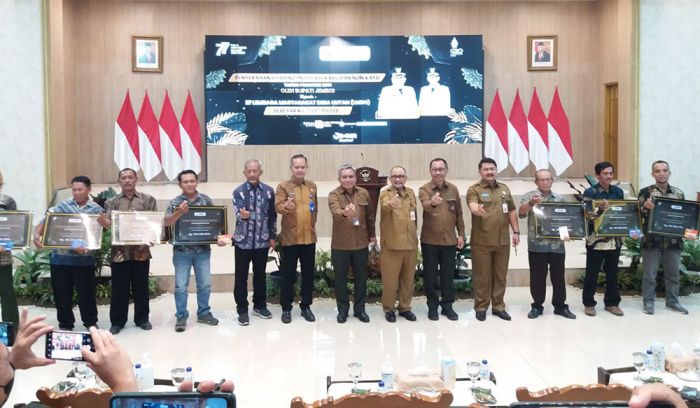 Pemkab Jember Serahkan Hasil Sharing Produksi Kayu-Nonkayu kepada LMDH Senilai Rp2 M Lebih