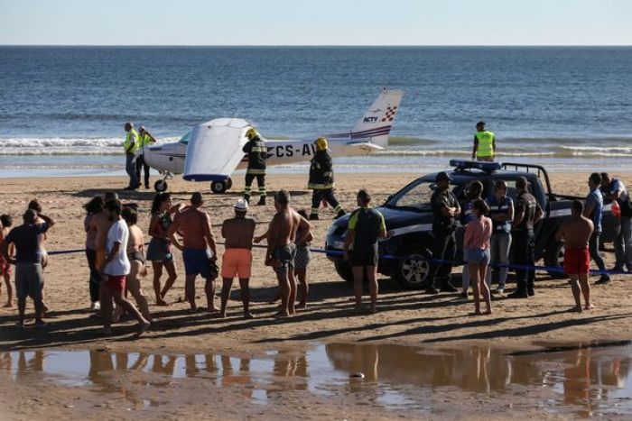 Pesawat Mendarat Darurat di Pantai Padat Pengunjung, Dua Orang Tewas