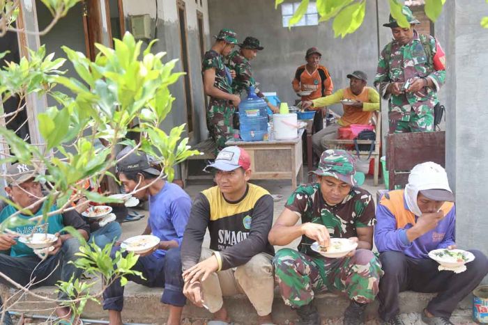 Di Sela Kesibukan, Satgas TMMD ke-122 Kodim 0809/Kediri Makan Siang Bareng Masyarakat saat Istirahat