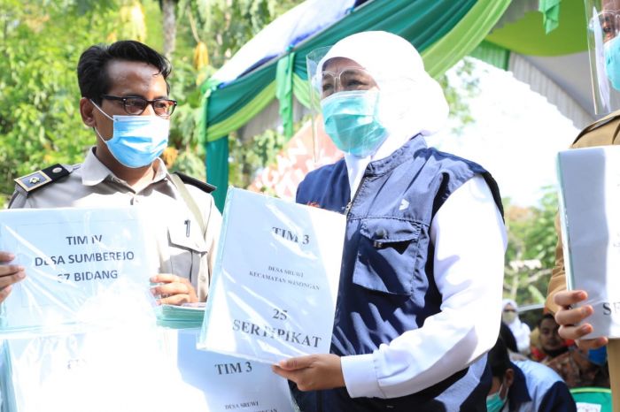 Serahkan Sertifikat Tanah Warga, Khofifah Tekankan Pentingnya Legalitas Kepemilikan Hingga Pelosok