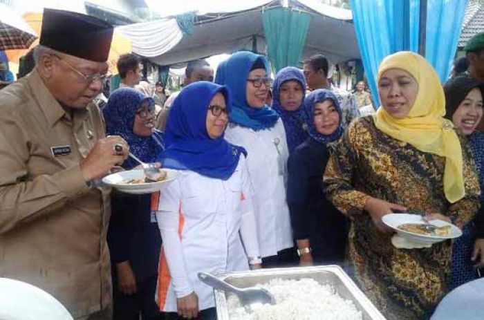 Mensos Khofifah Makan Bareng Penerima Rastra