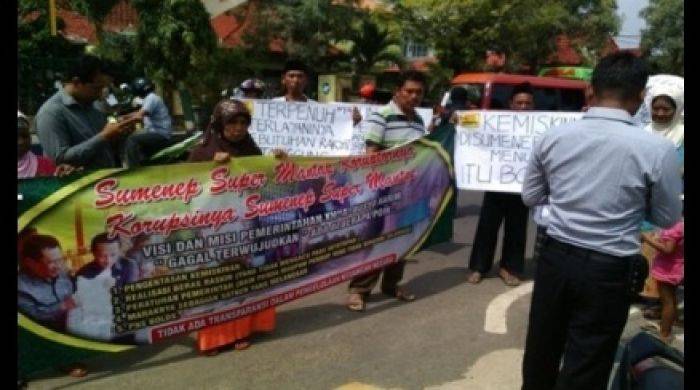 Ibu-Ibu di Sumenep Demo Pemkab