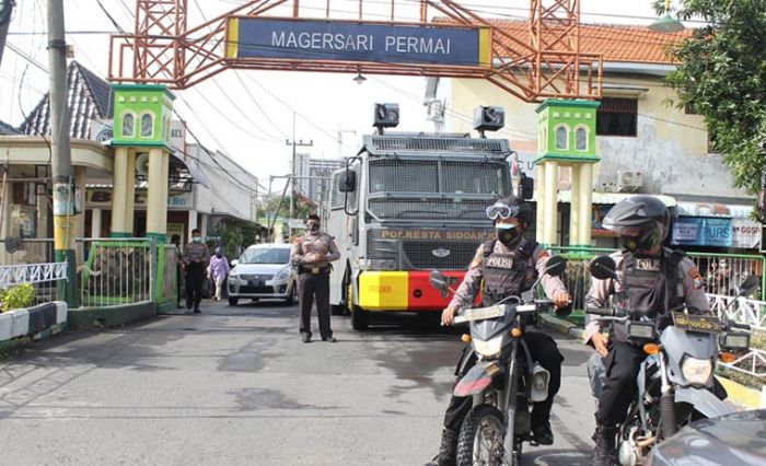 Cegah Covid-19, Polresta Sidoarjo Semprot Disinfektan Kawasan Perumahan dan Terminal