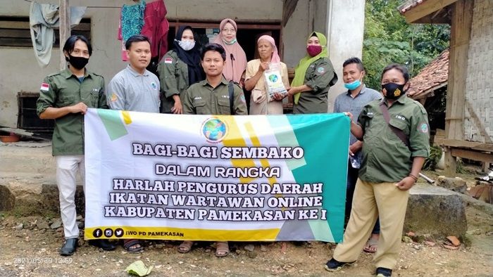 Setahun Berkiprah, IWO PD Pamekasan Bagikan Sembako kepada Lansia di 100 Titik