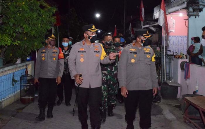 Bagikan Bansos Sambil Patroli Malam Hari, Kapolresta Sidoarjo Salut Semangat Merah Putih Warga