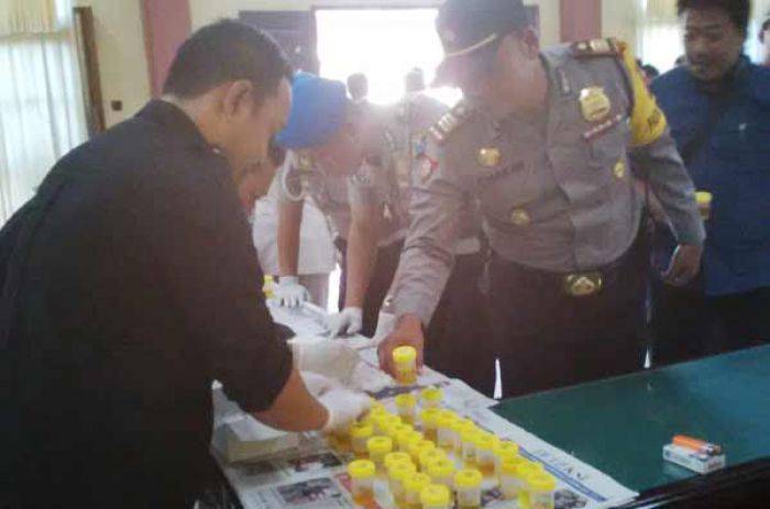 Dikawal Propam Polda, 500 Anggota Jajaran Polres Lamongan Dites Urine