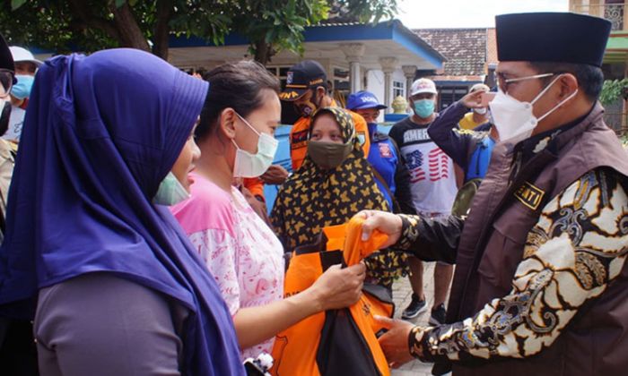 Cak Hud Serahkan Bantuan ke Korban Puting Beliung Balongdowo