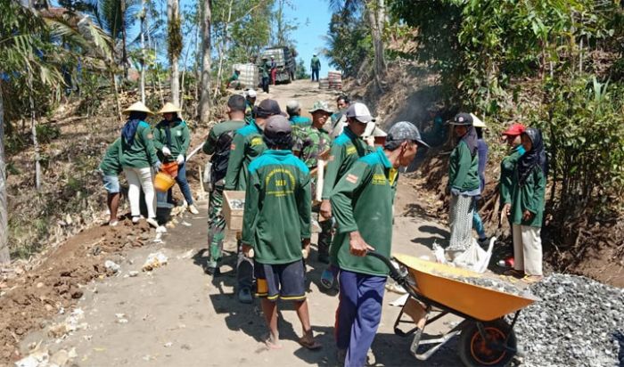 Target Besar, Pengecoran Jalan TMMD 106 Terus Dikebut TNI dan Warga