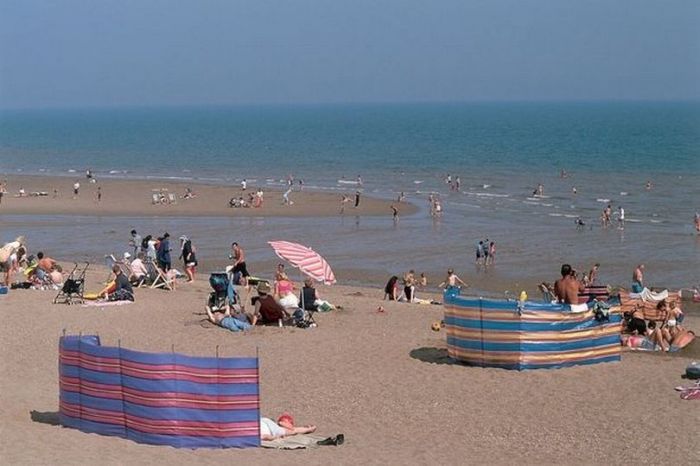 Siang Hari, Pasangan Muda Ngeseks di Pantai yang Ramai