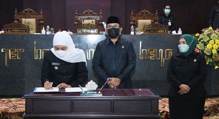 Gubernur Khofifah dan DPRD Jatim Sahkan Raperda Pelindungan PMI