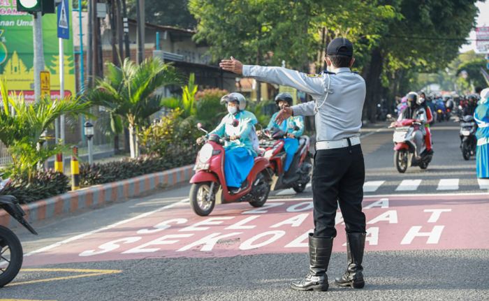 Volume Kendaraan Meningkat, Dishub Kota Kediri Bantu Pengaturan Arus Lalu Lintas di Area Sekolah