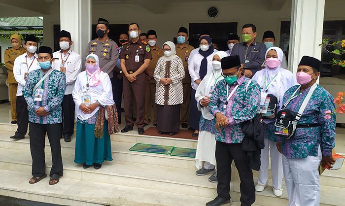 Bupati Jombang Lepas Keberangkatan 6 CJH Kloter 5