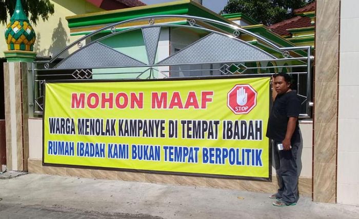 Muncul Spanduk Warga Benjeng, Balongpanggang, dan Menganti Tolak Masjid untuk Kampanye