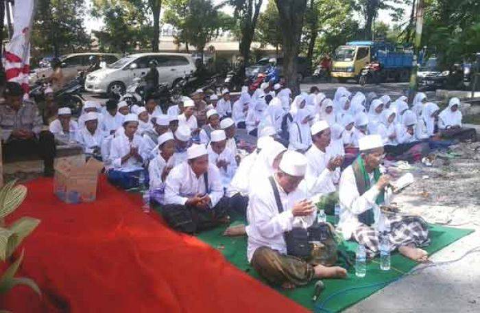 Puluhan Santri Gelar Istighotsah di Depan Kantor Kejati Jatim