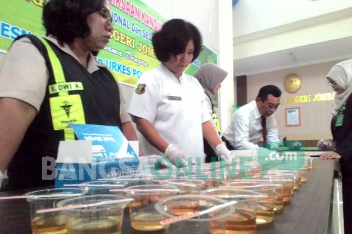 Pastikan Tidak Terjangkit Narkoba, Petugas PN Jombang Dites Urine