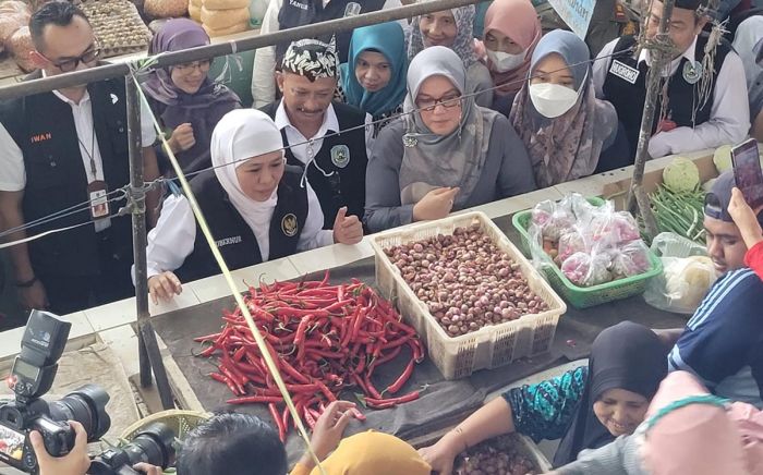 Gubernur Khofifah Pantau Pasar Tradisional Panarukan Situbondo, Harga Bahan Pokok Stabil